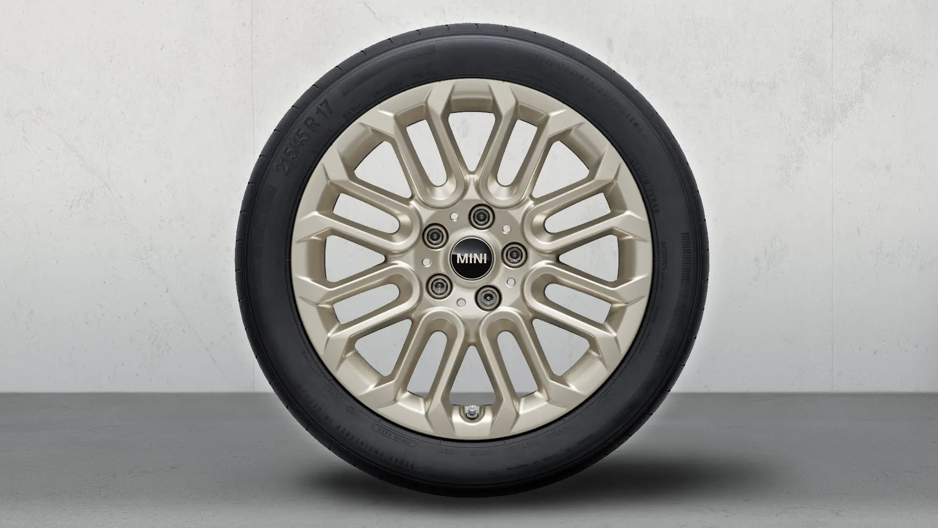 MINI U-Spoke 956, 17" 라이트 알로이 휠의 클로즈업 모습은 광택이 나는 선명한 실버 마감 처리되어 있습니다.
