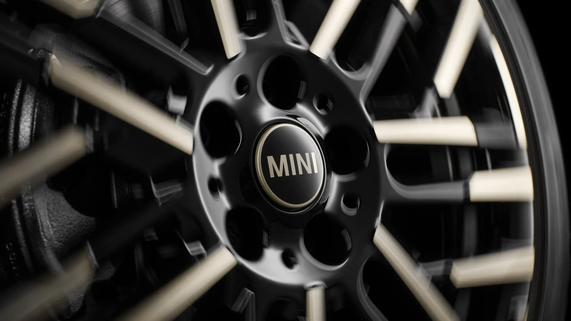 MINI 로고가 새겨진 MINI 플로팅 허브 캡은 휠이 움직이는 동안 똑바로 세워져 있습니다.