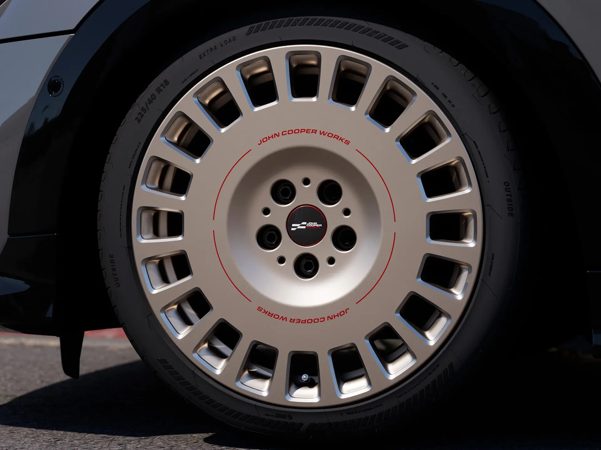 MINI JCW 18" 랠리 스포크 964 알로이 휠은 바이브런트 실버 소재로 더욱 견고하고 폐쇄형 스포크 디자인이 특징입니다. 