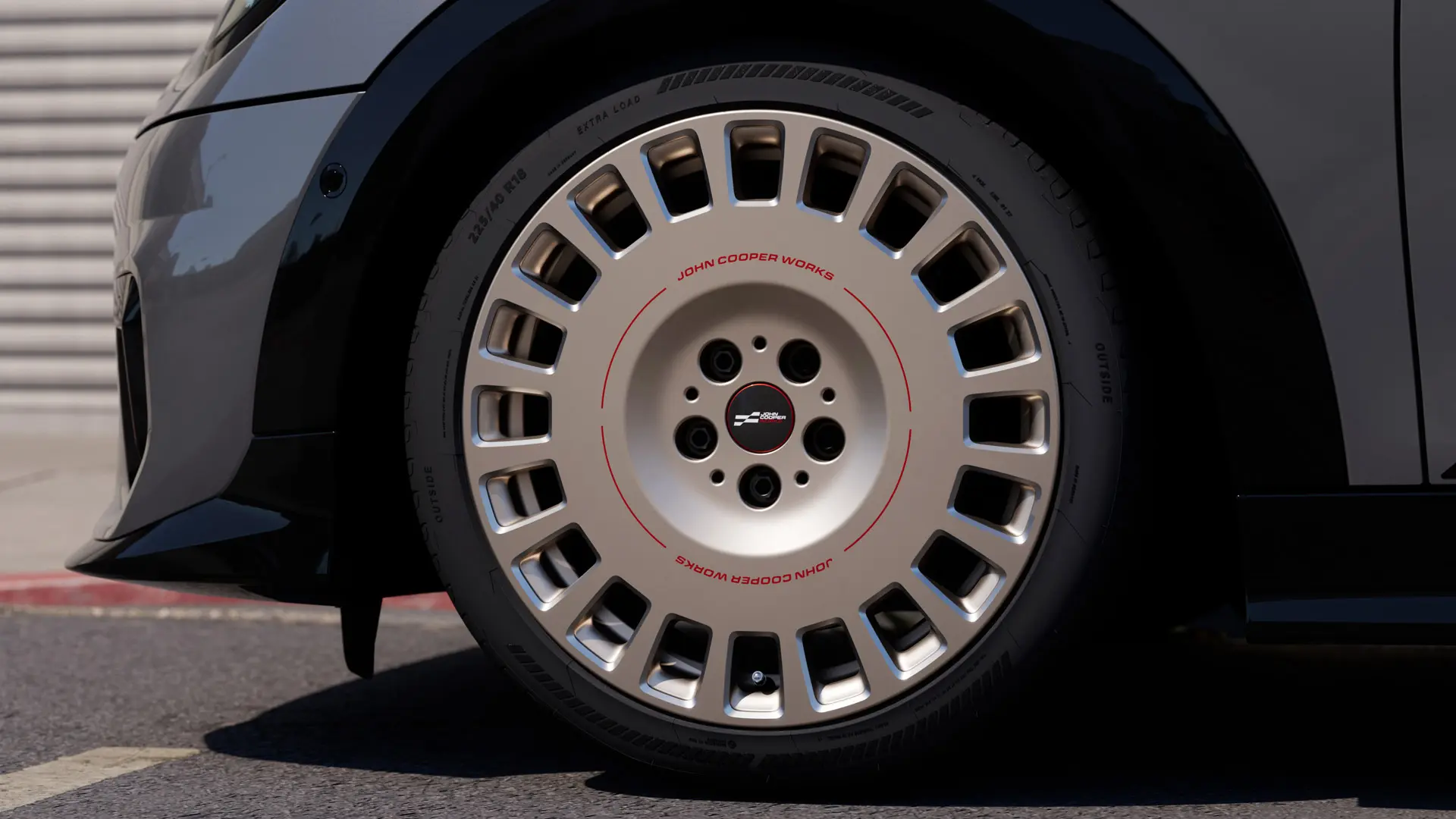 MINI JCW 18" 랠리 스포크 964 알로이 휠은 바이브런트 실버 소재로 더욱 견고하고 폐쇄형 스포크 디자인이 특징입니다. 