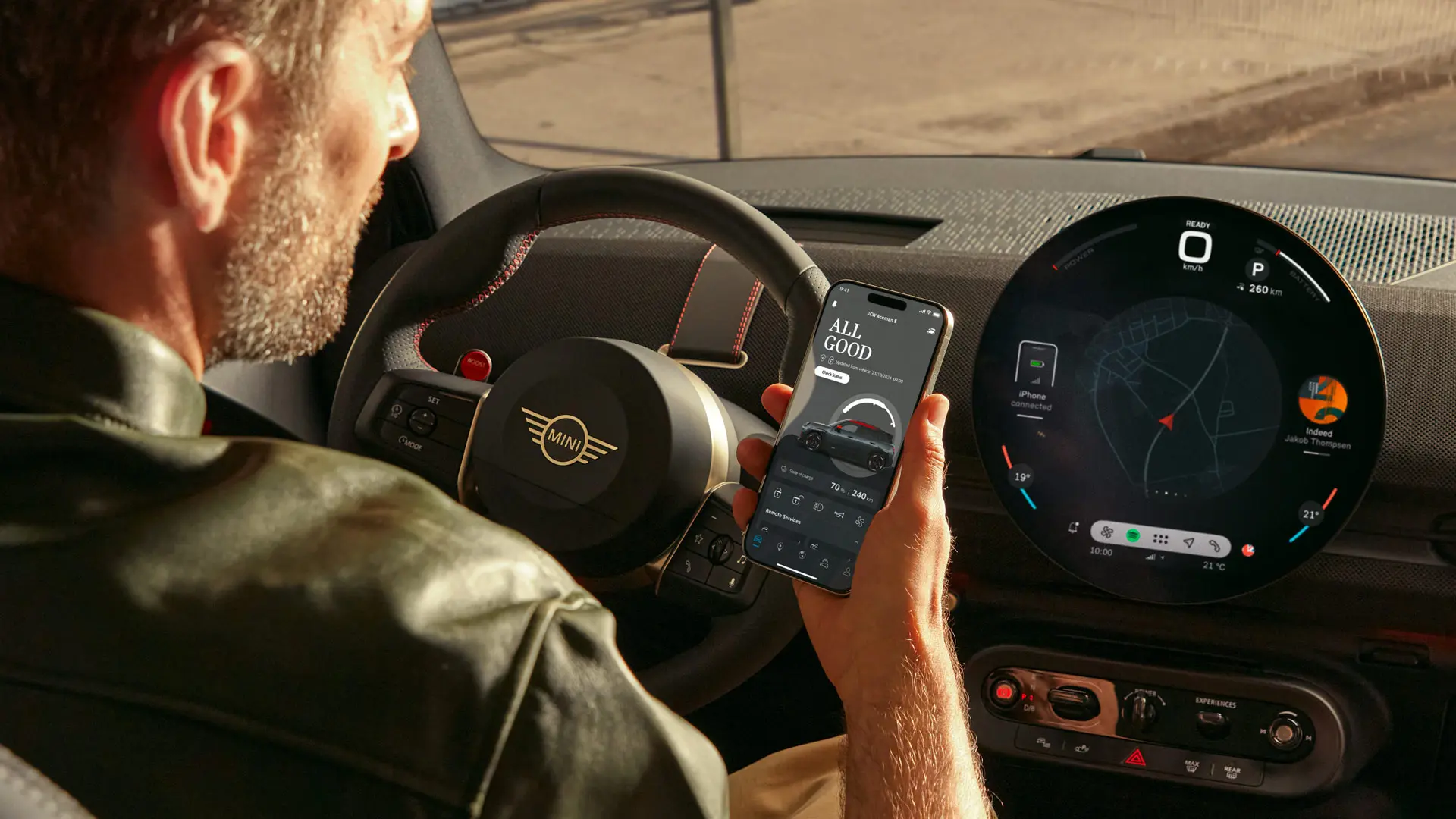 내비게이션 서비스를 위해 휴대폰에서 MINI 앱을 사용하는 MINI 드라이버.