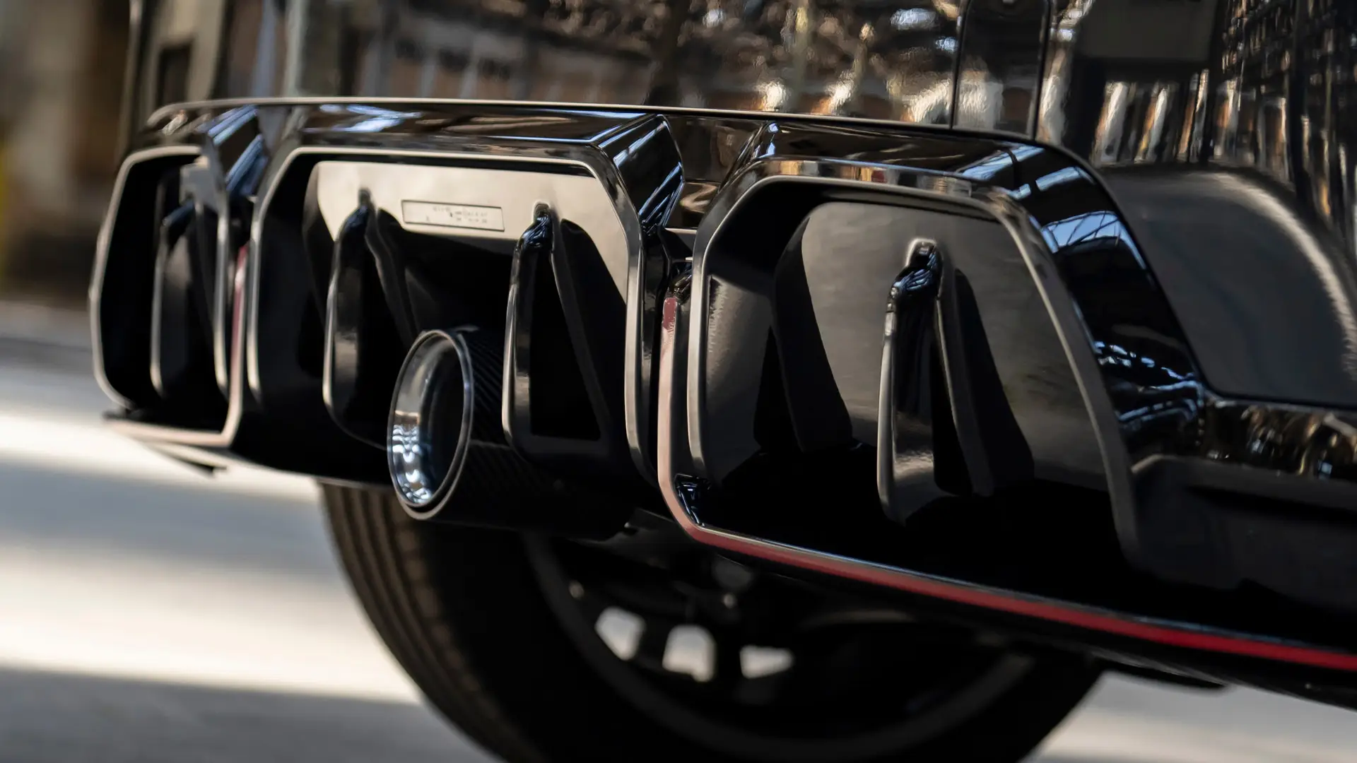 미니 존 쿠퍼 웍스 리어 디퓨저는 블랙 하이글로스, 레드 프레임.