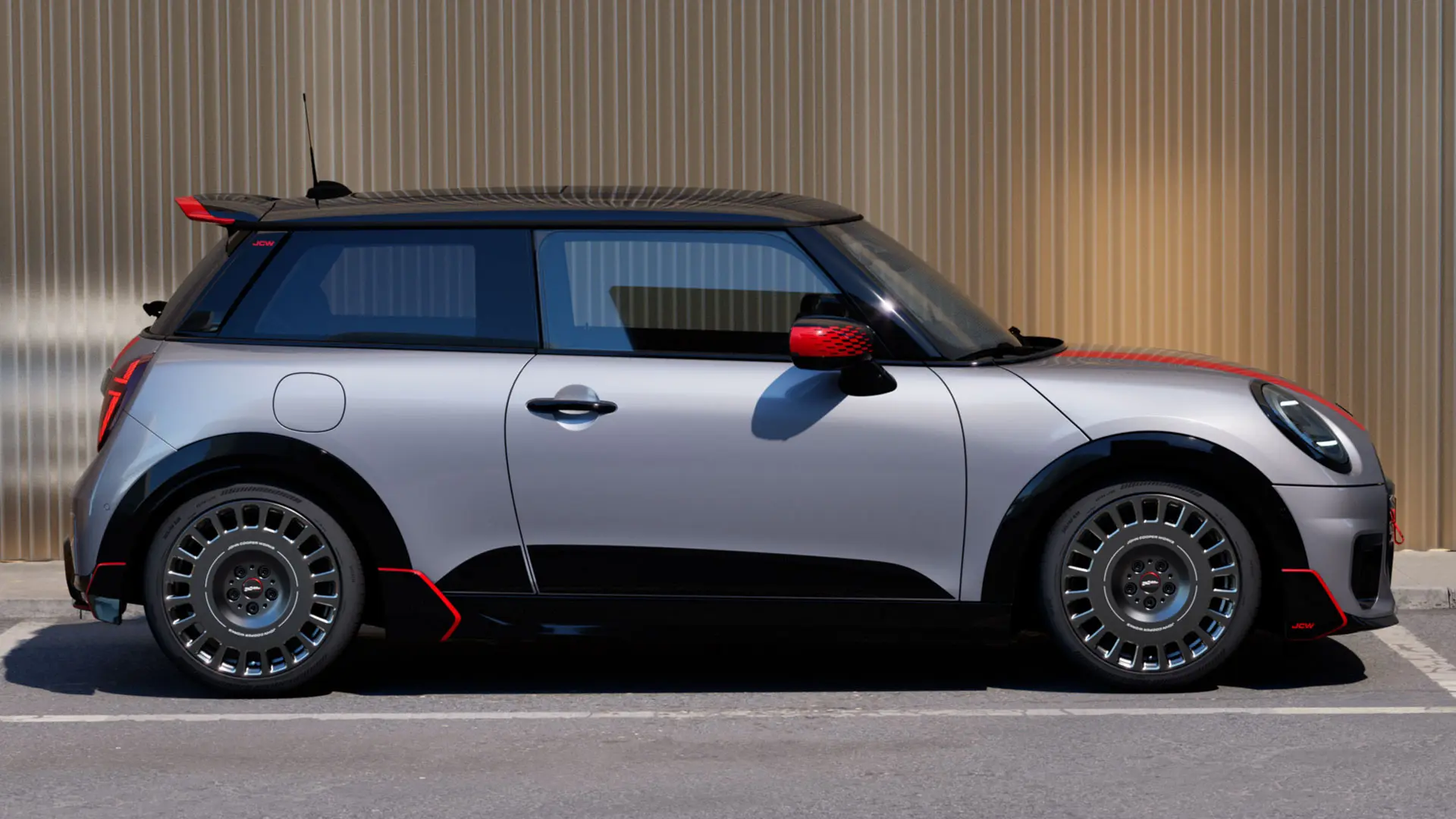 MINI Cooper 3도어, 멜팅 실버 소재의 MINI Cooper 3도어, 향상된 공기역학적 특성을 위한 존 쿠퍼 웍스 루프 스포일러 (측면 모습).