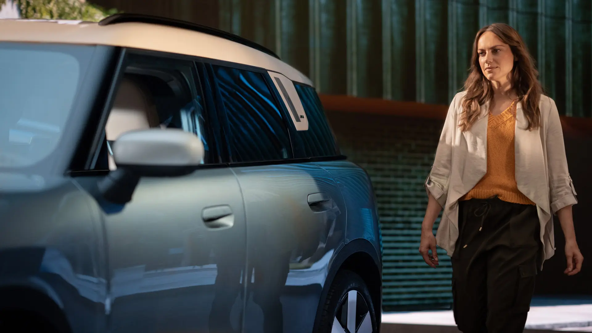 MINI 파이낸셜 서비스와 상담을 마친 후 MINI 센터의 여성 고객 