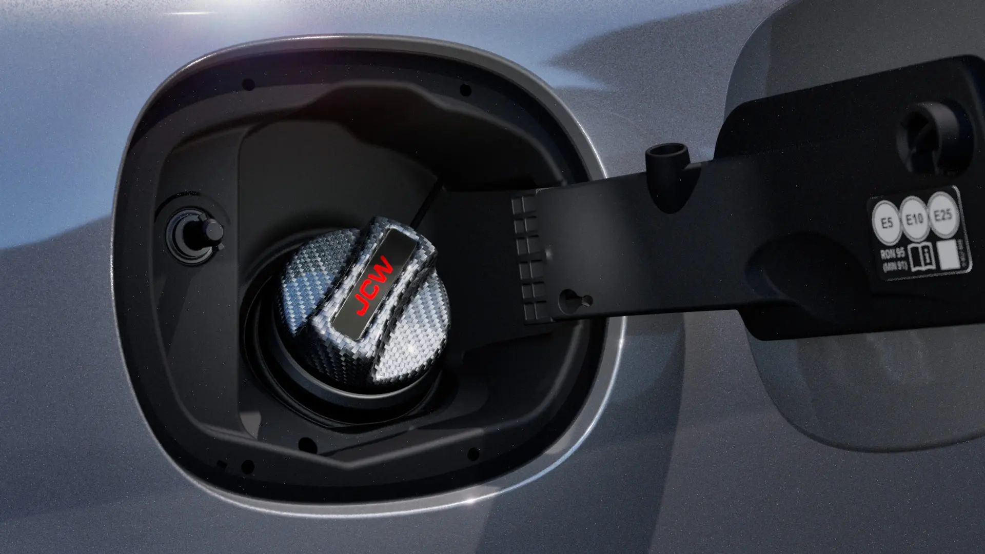 MINI 존 쿠퍼 웍스 카본 연료 탱크 캡에는 JCW가 새겨져 있습니다.