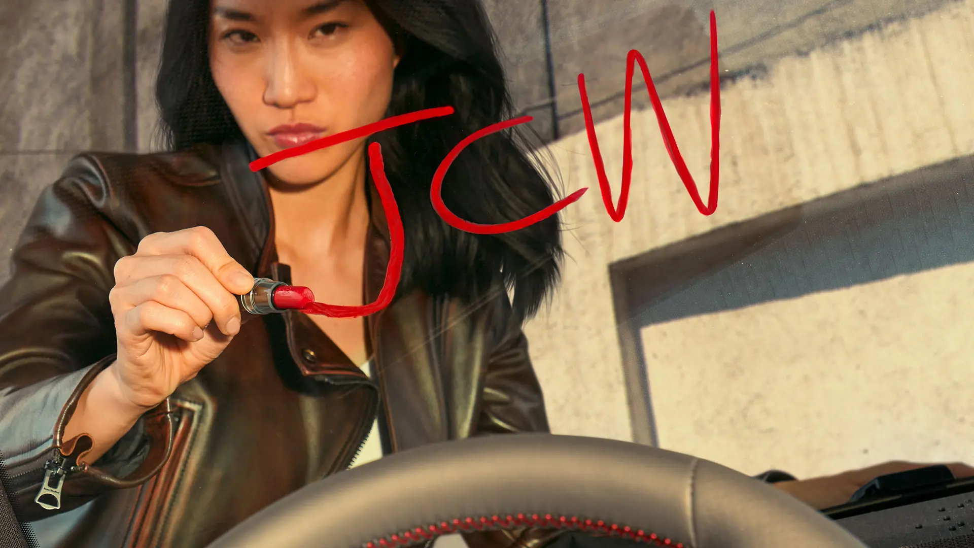 MINI 센터에서 JCW 테스트 드라이브를 기다리는 여성. 