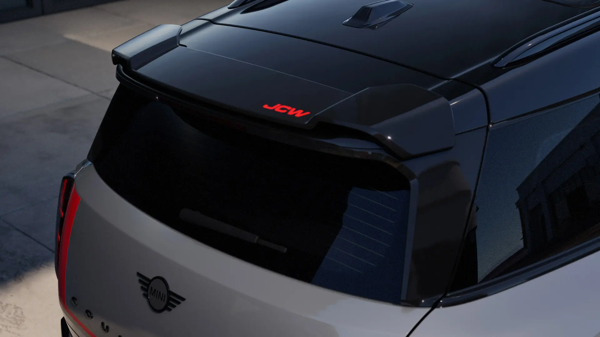 존 쿠퍼 웍스 칠리 레드 액센트가 있는 MINI 존 쿠퍼 웍스 루프 엣지 스포일러 어태치먼트.