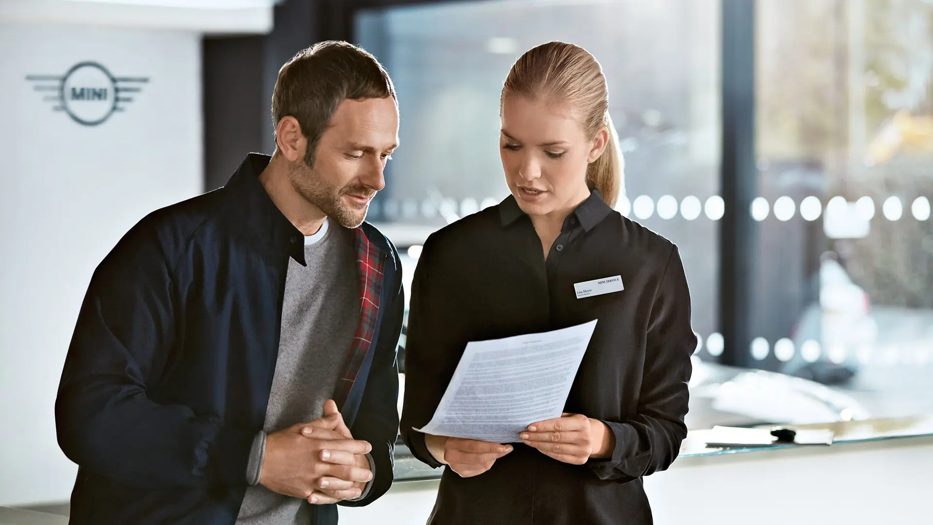 MINI 센터의 서비스 계획에 대해 고객에게 조언하는 MINI 서비스 컨설턴트