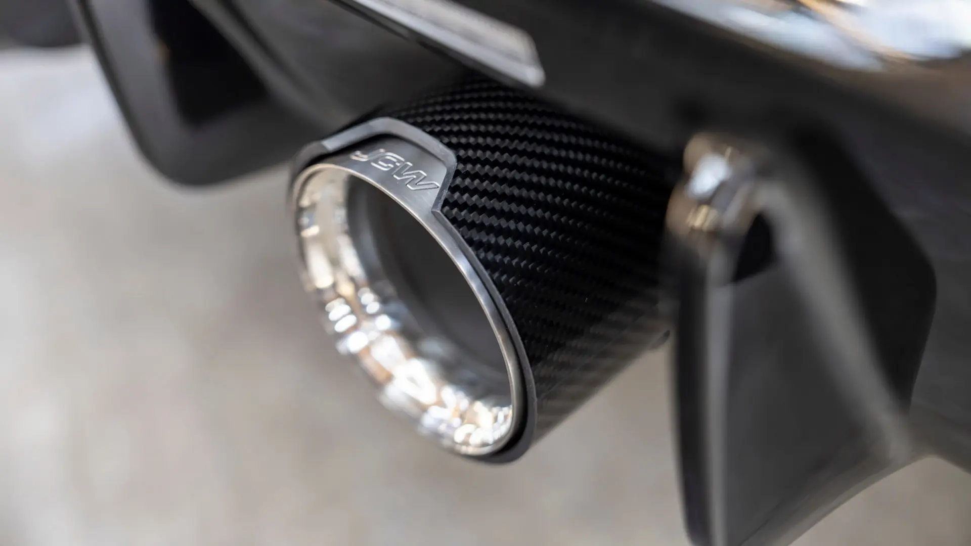 MINI John Cooper Works 테일파이프 트림을 배기 시스템에 부착하여 차량에 모터스포츠 느낌을 더할 수 있습니다. 