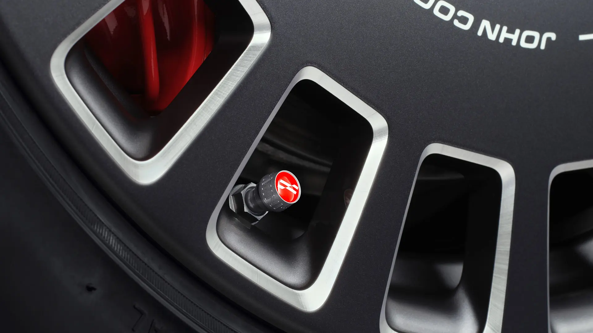 John CooperWorks 알루미늄 밸브 캡은 타이어에 세련된 빨간색 비주얼을 강조합니다. 