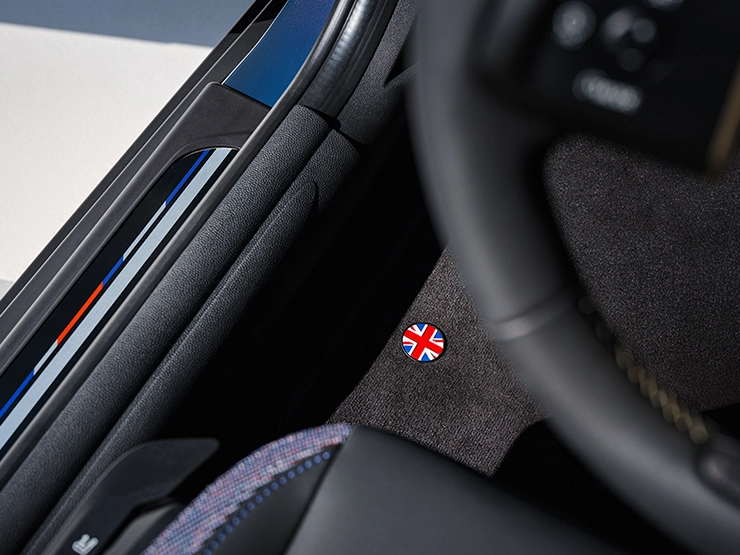 MINI Cooper 에디션의 도어 입구 정면도.