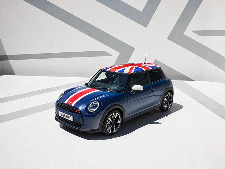 MINI Cooper Oxford 에디션의 전체 차량 정면도.