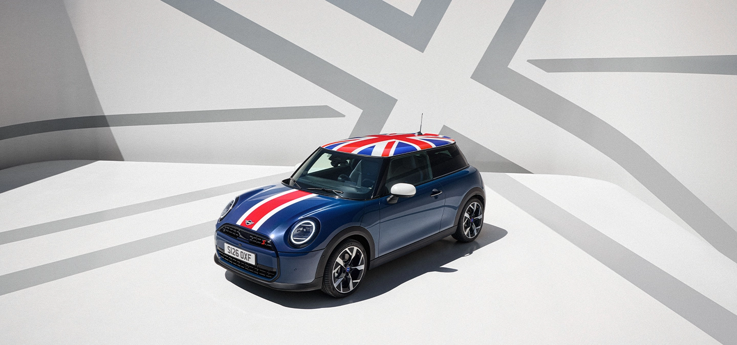 MINI Cooper Oxford 에디션의 전체 차량 정면도.