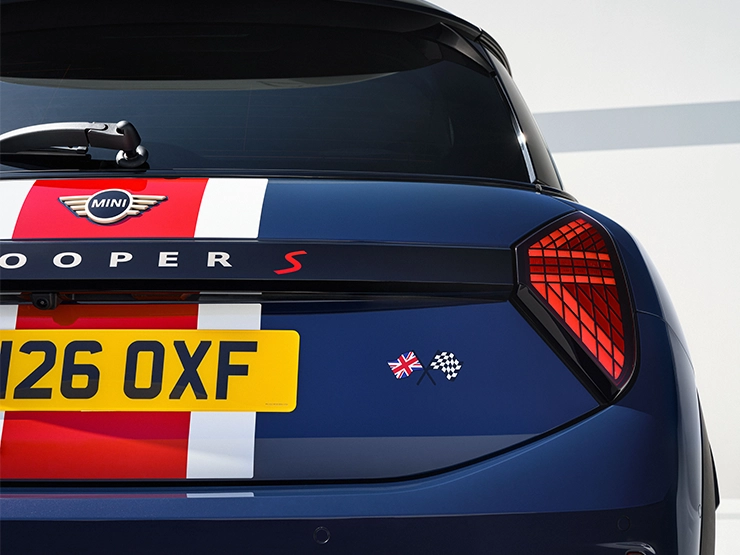 MINI Cooper Oxford 에디션의 후면 정면도.