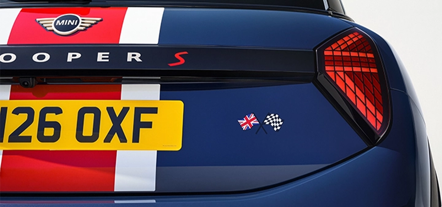 MINI Cooper Oxford 에디션의 후면 정면도.