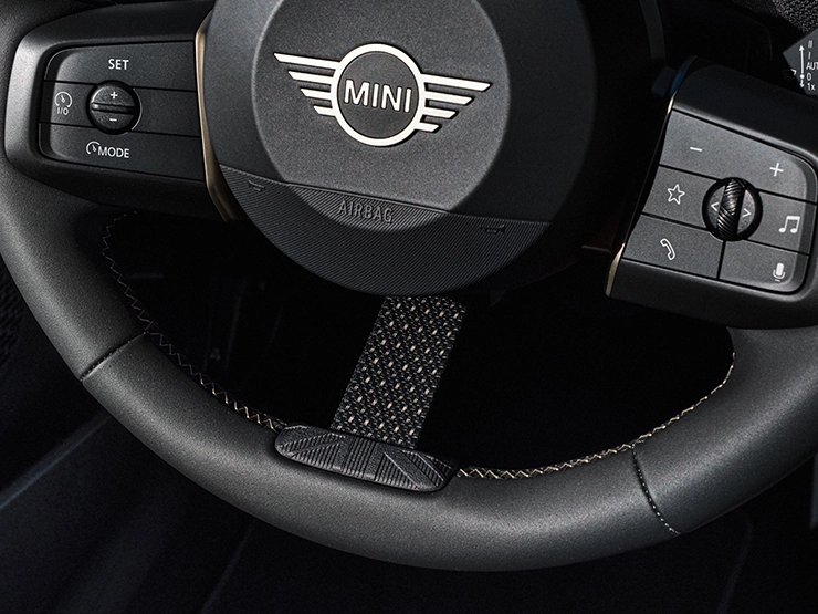 MINI Cooper Oxford Edition 스티어링 휠의 정면도.