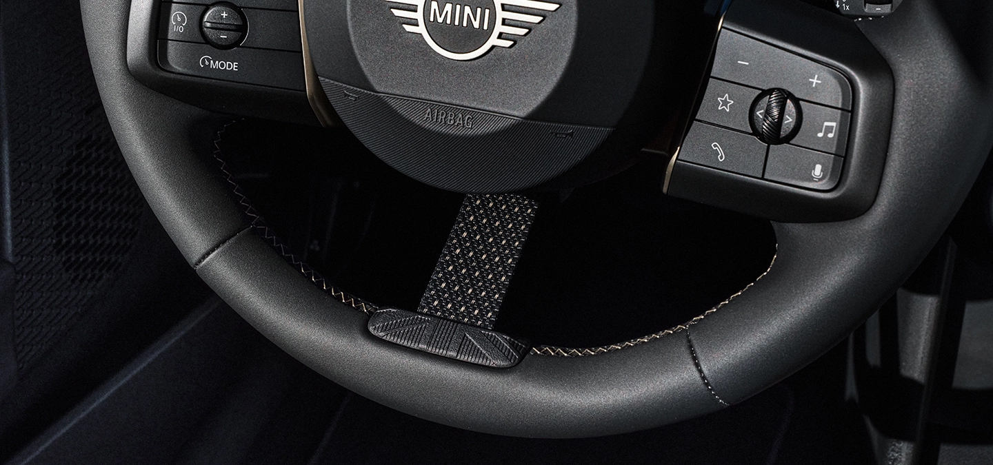 MINI Cooper Oxford Edition 스티어링 휠의 정면도.