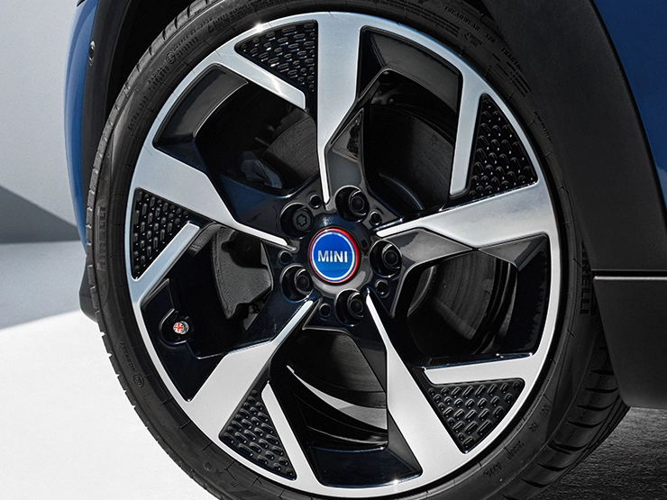 MINI Cooper Oxford Edition 림의 정면도.