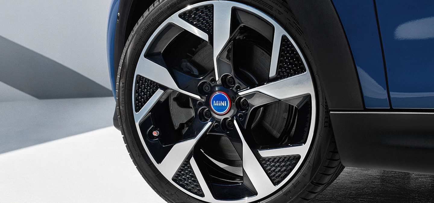 MINI Cooper Oxford Edition 림의 정면도.