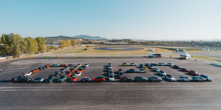 MINI를 사랑하는 사람들의 열정이 모인 퍼레이드 현장.