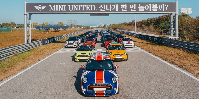 MINI를 사랑하는 사람들의 열정이 모인 퍼레이드 현장.