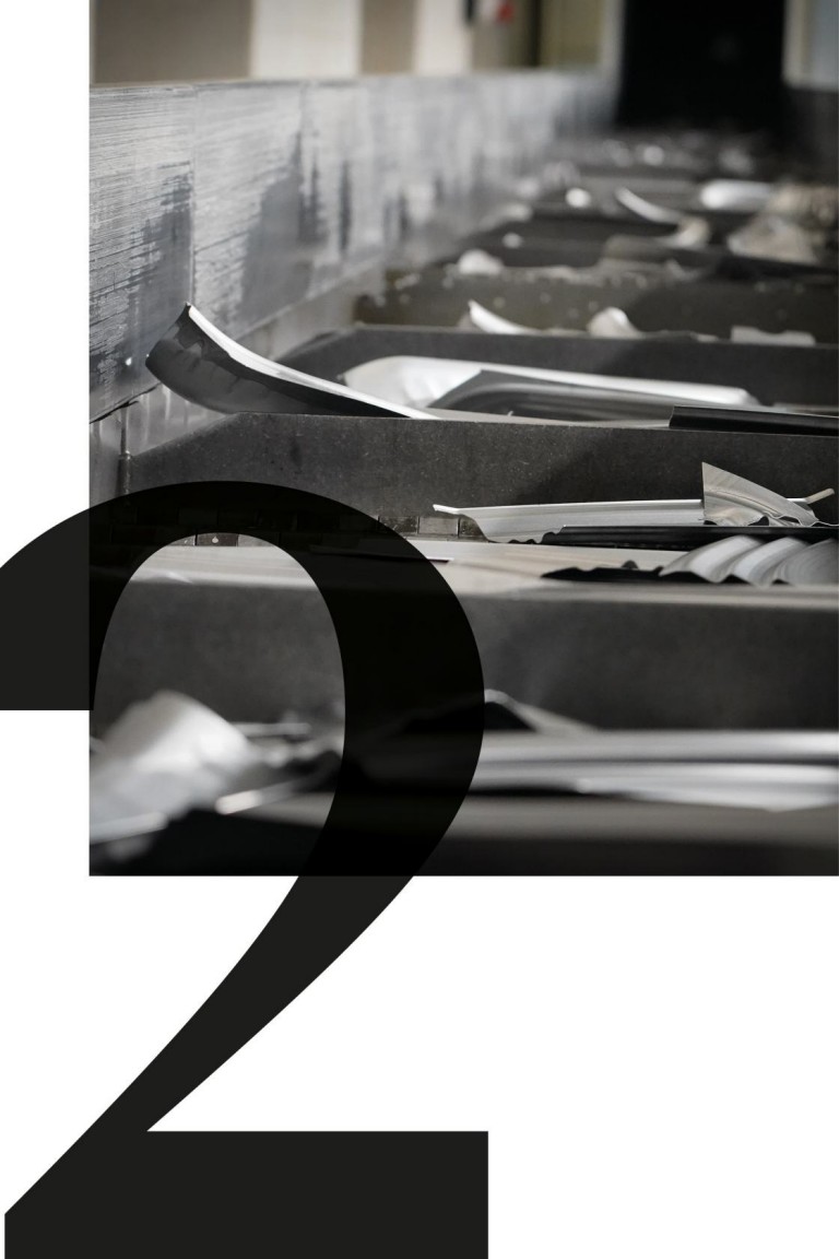 Nahaufnahme von anfallenden Aluminiumblech-Verschnitten, die im Presswerk Dingolfink, im ersten Recycling-Schritt sortenrein getrennt und recycelt werden. Ziel ist es diese für die Industrie wiederwertbar zu machen.