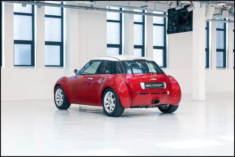 Highlights of the front of the MINI ACV 30.