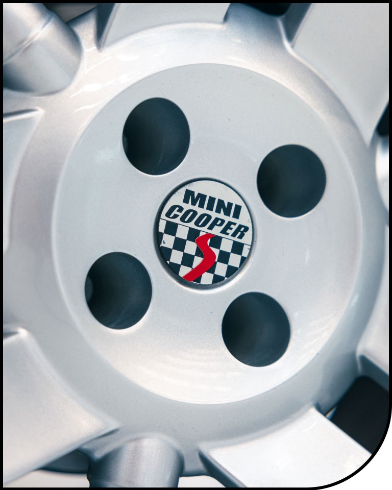 The hubcap of the MINI ACV 30
