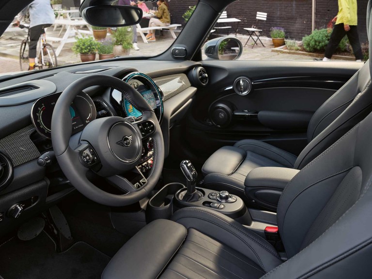 MINI 3-door Hatch – cockpit and steering wheel – black leather