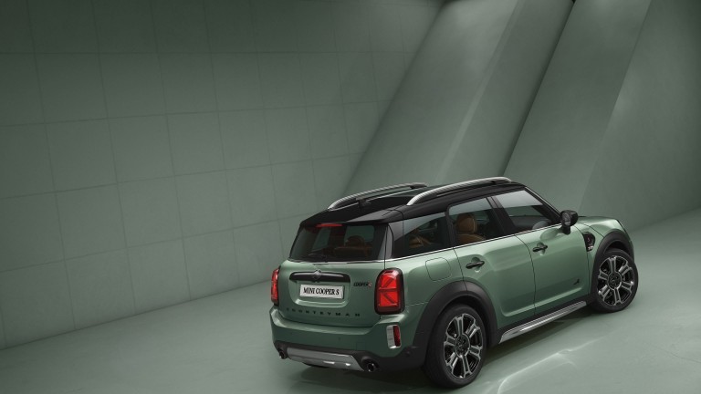 MINI Countryman – side view – green and black 